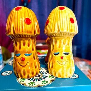 3.7” inch Mushroom happy face ceramic salt and pepper shakers